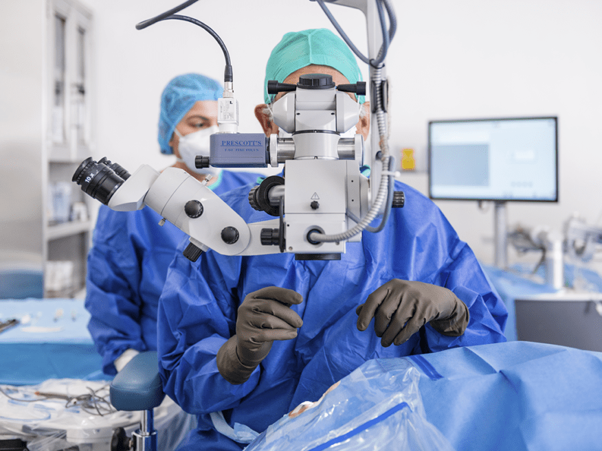 Dr. Arturo Chayet realizando un cirugía ocular en CODET