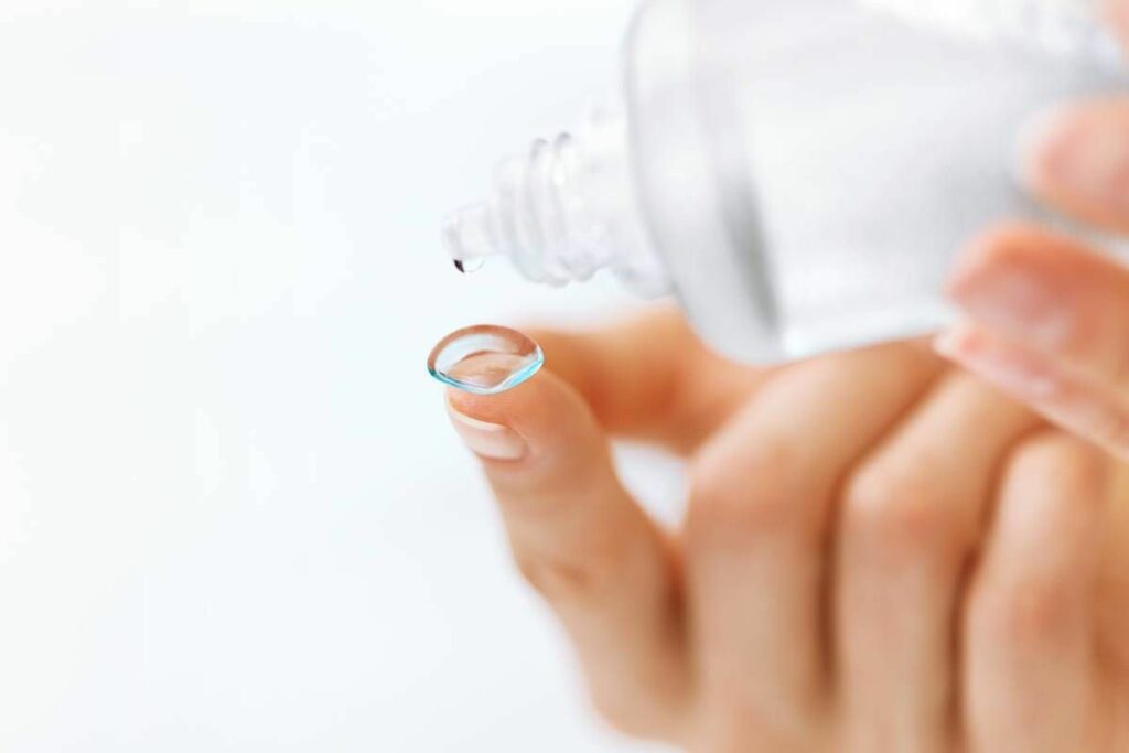 Cleaning contact lenses